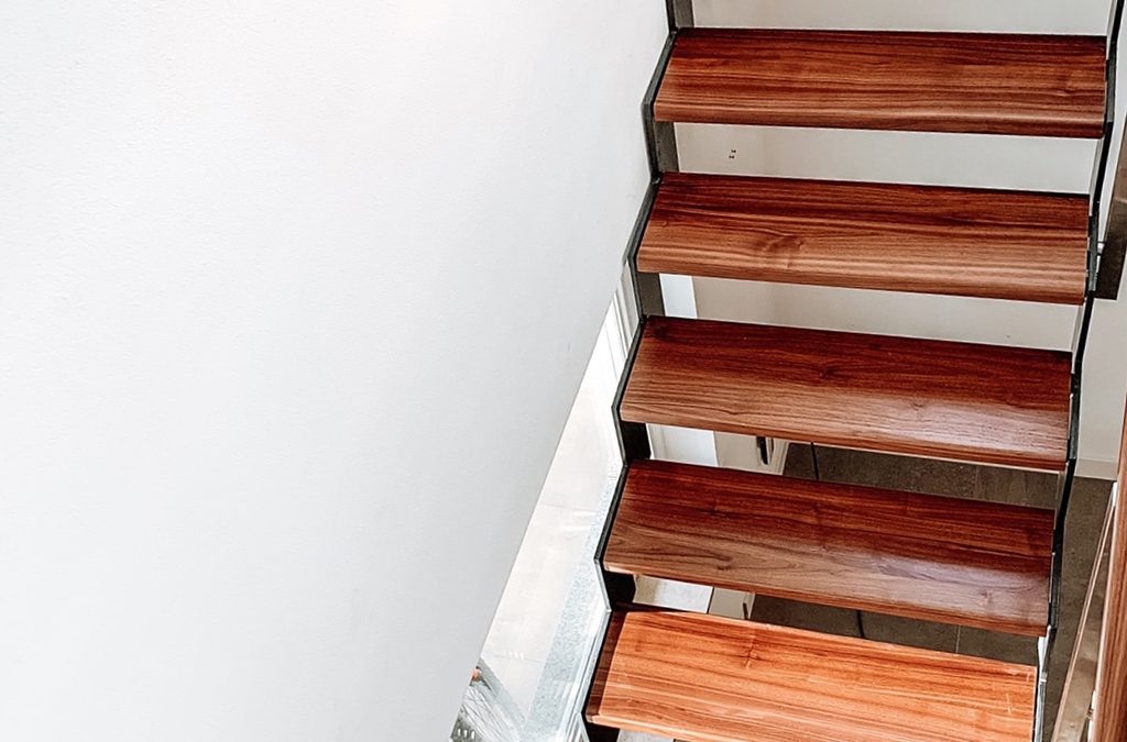 moderne Treppe mit Stahlkonstruktion und Elementen aus amerikanischem Nussbaumholz